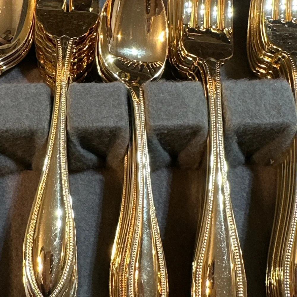 Beautiful flatware with case - Picture 2 of 3